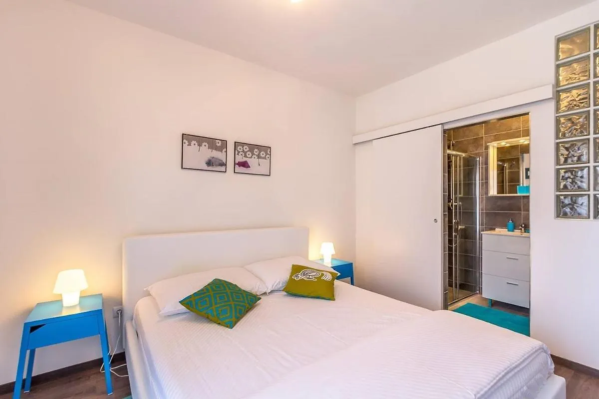 Apartment Miro Pula 0*,